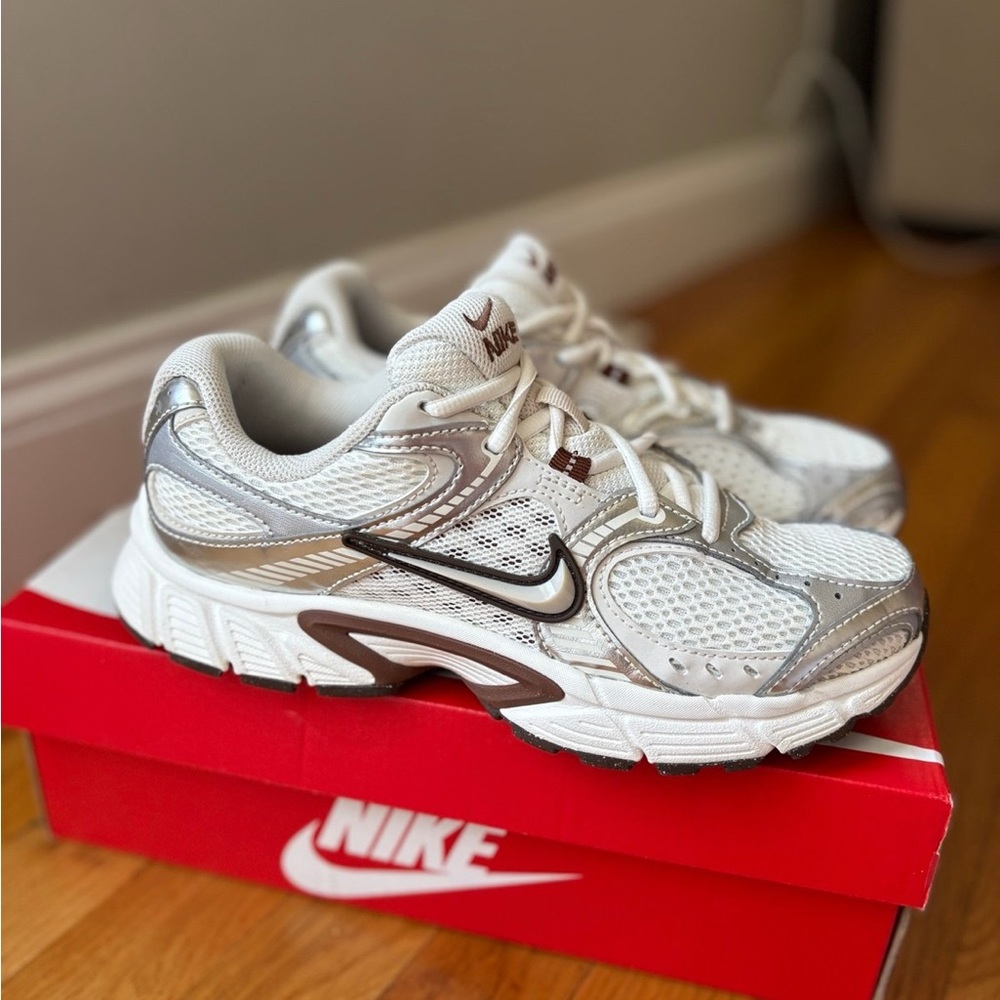 Nike V5 RNR women’s brown shoes